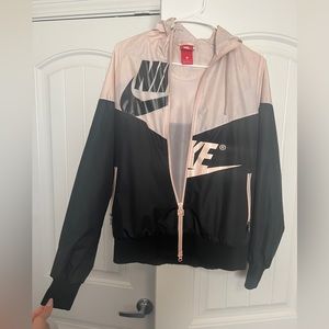 Nike Women's Windrunner Windbreaker Size Medium